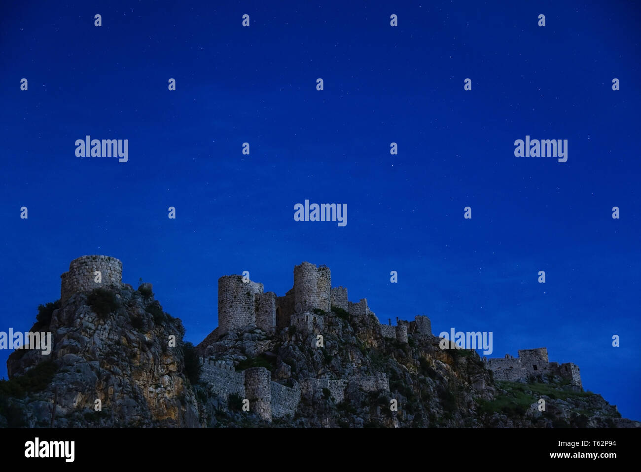 Antikes Schlangenschloss `Yilankale` Nachtfotografie mit Sternen in der Provinz Adana-Ceyhan des türkischen Landes. Stockfoto